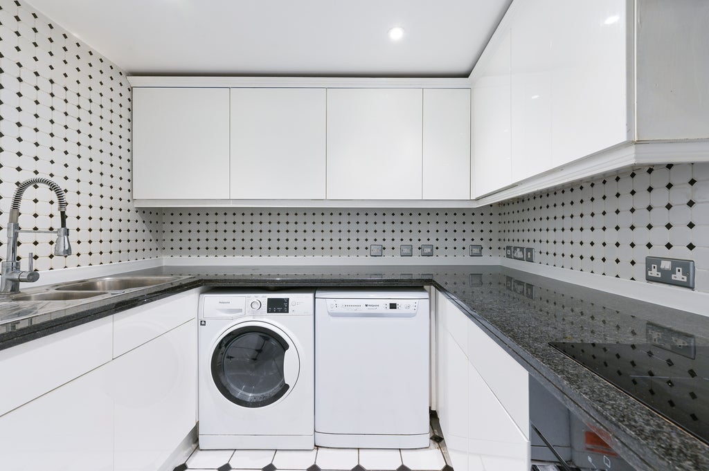Flat Oakwood Court in Greater London