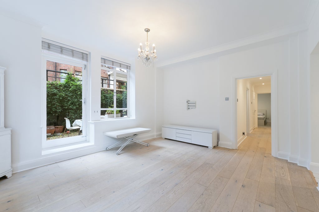 Flat Oakwood Court in Greater London