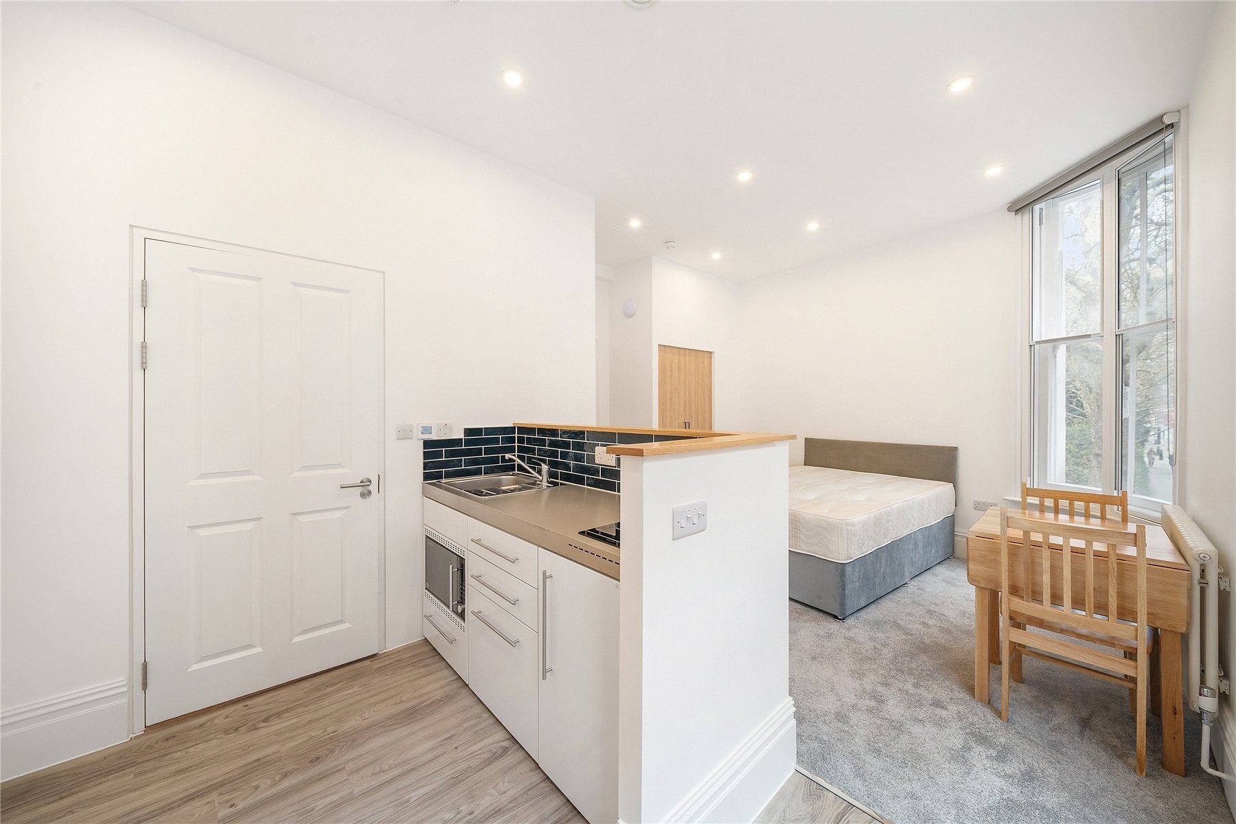 Room Fulham Road in Greater London