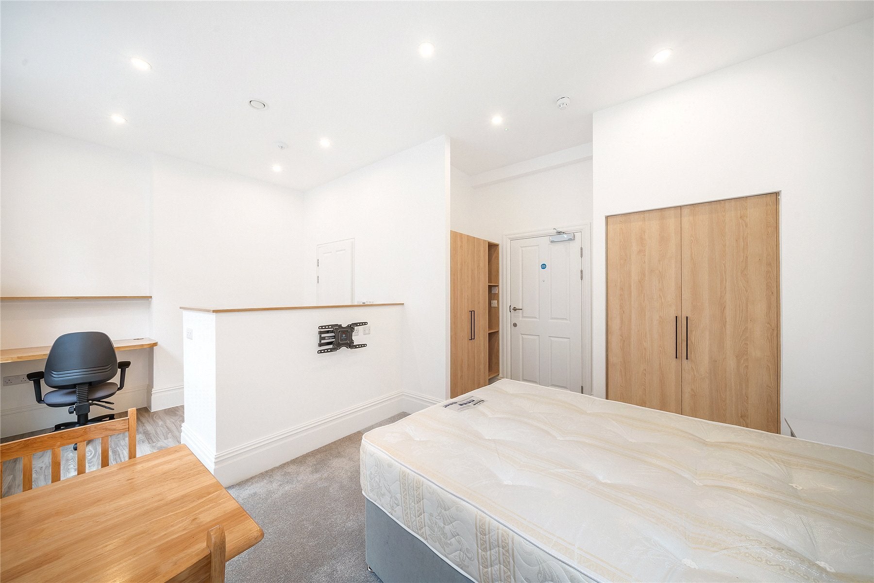 Room Fulham Road in Greater London