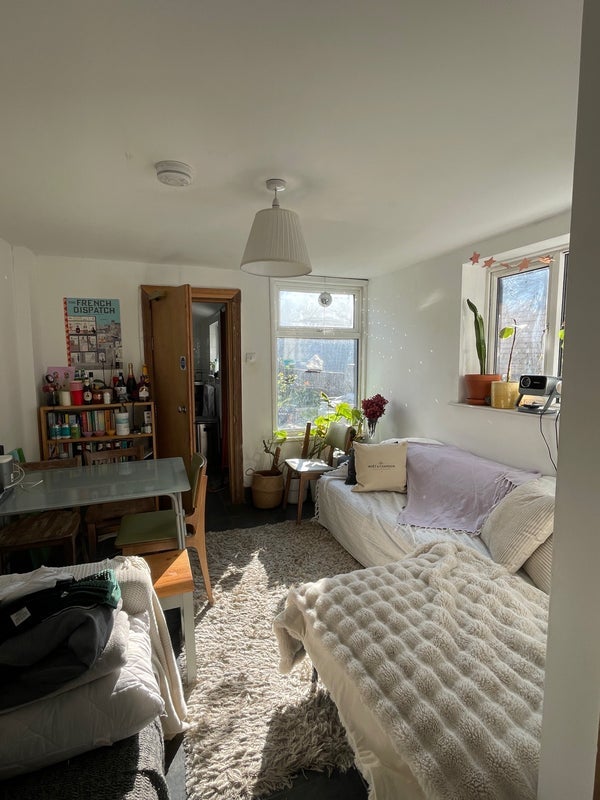 Room Clinton Road in Greater London