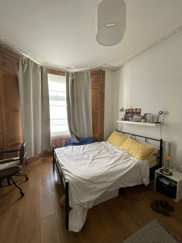 Room Clinton Road in Greater London