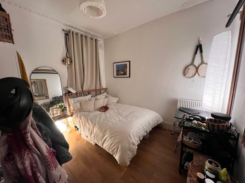 Room Clinton Road in Greater London