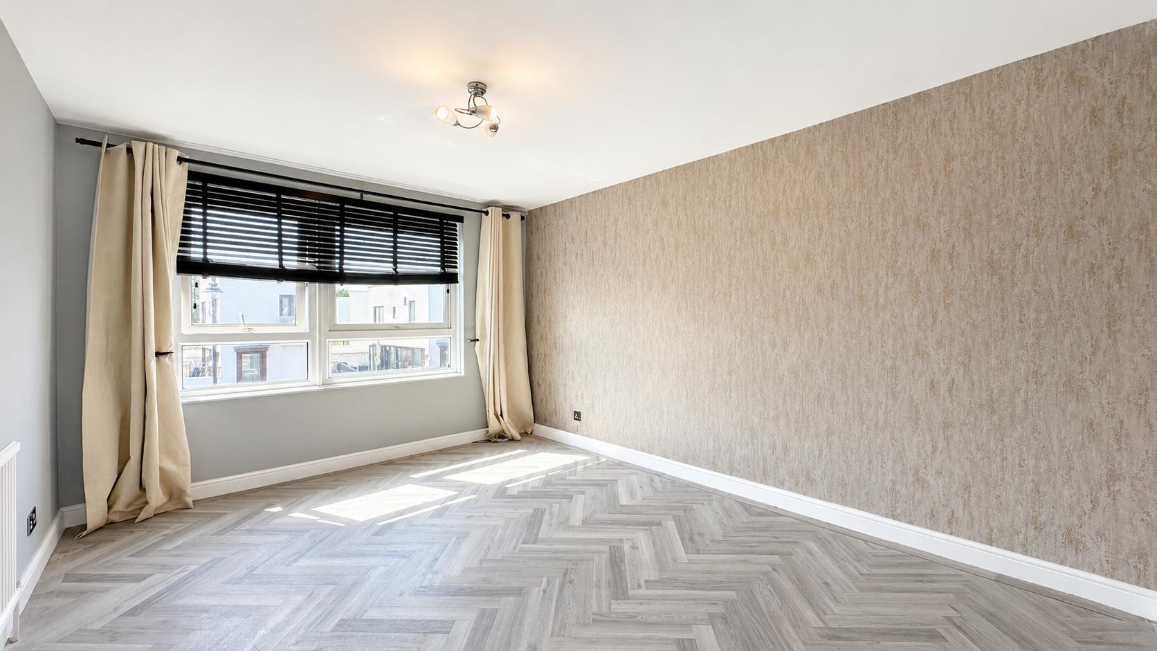 Flat Parnell Road in Greater London