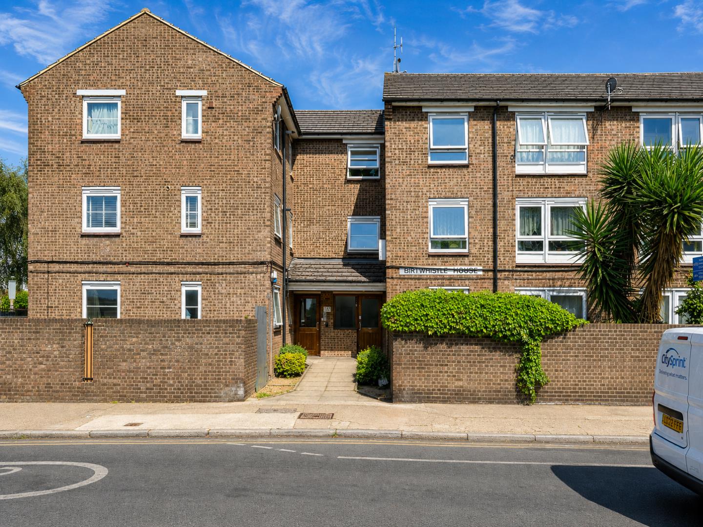 Flat Parnell Road in Greater London