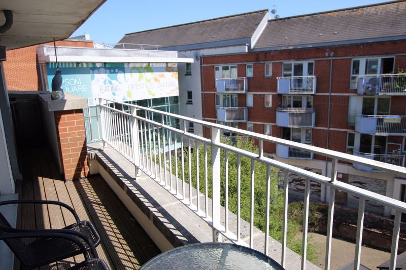 Flat Oaks Square in Epsom