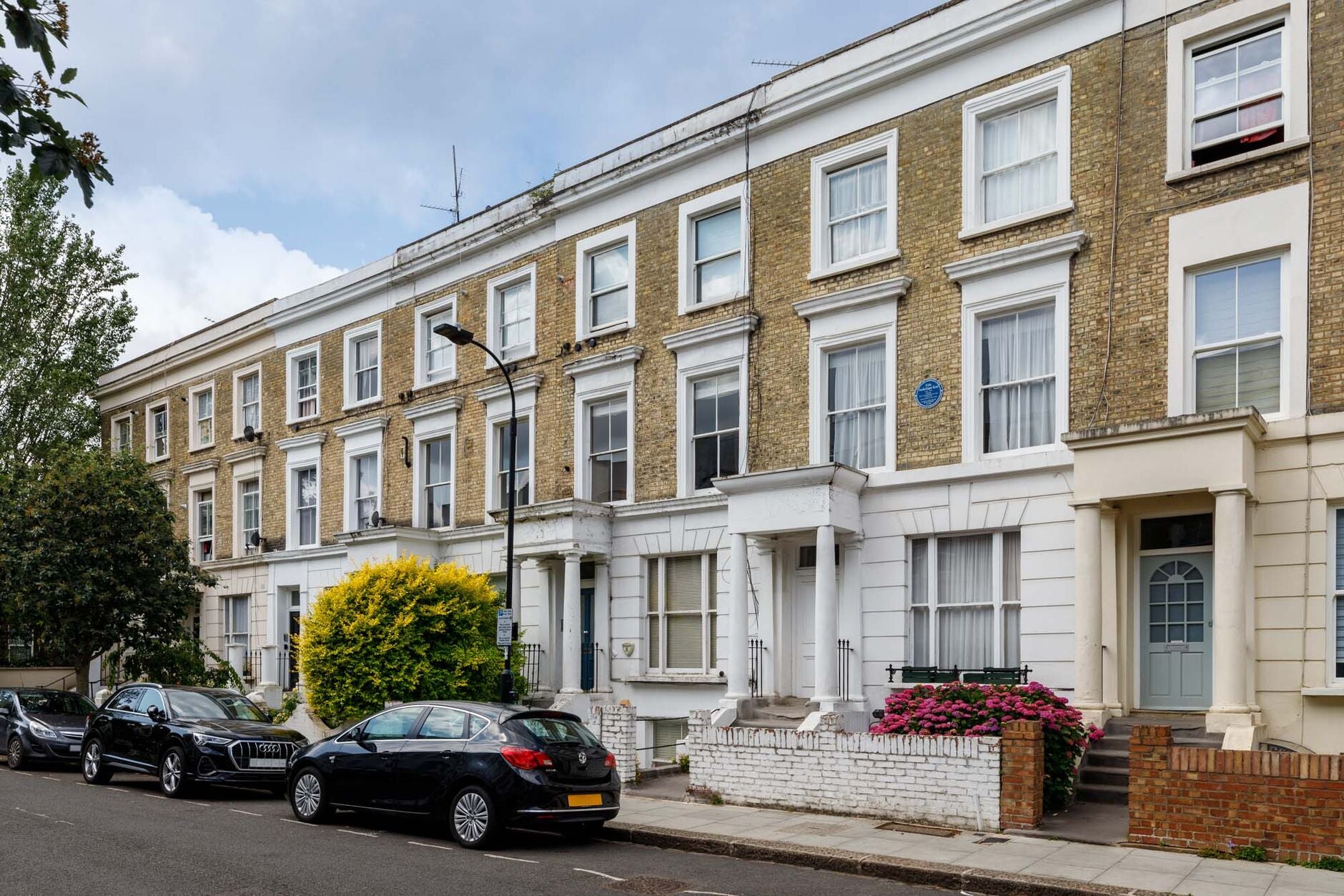 Flat Stanlake Road in Greater London