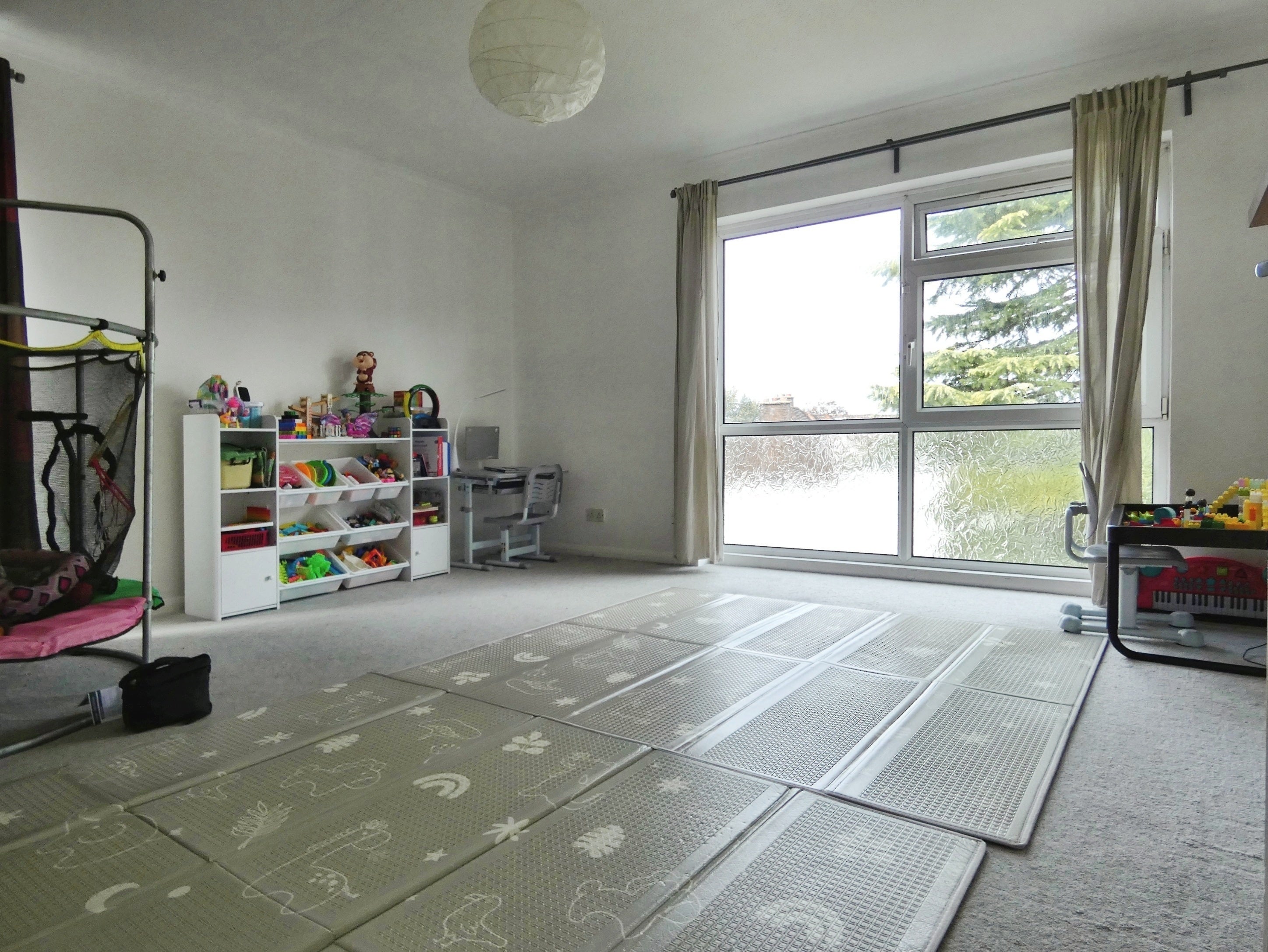 Flat Woodcote Road in Greater London