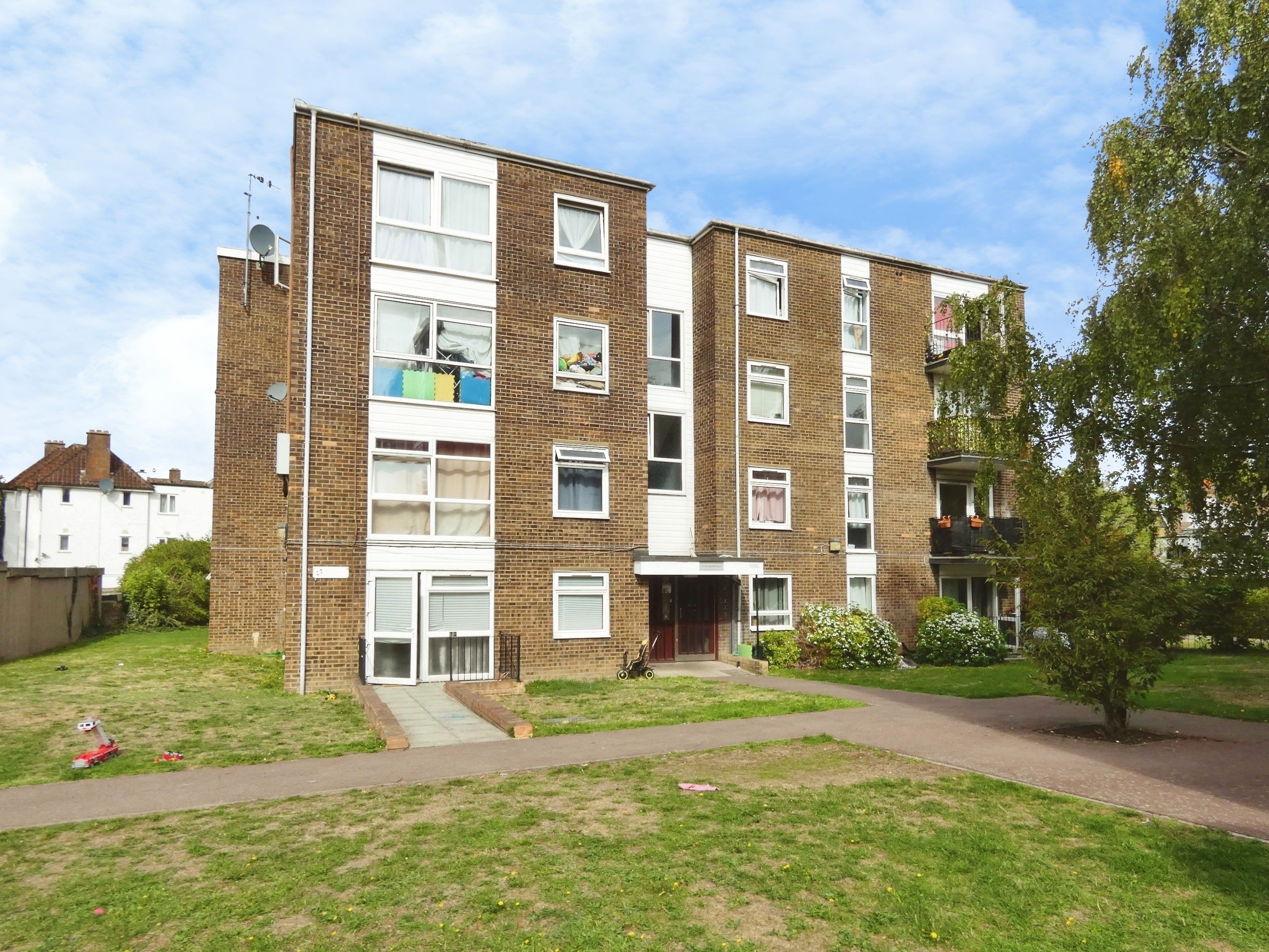 Flat Woodcote Road in Greater London