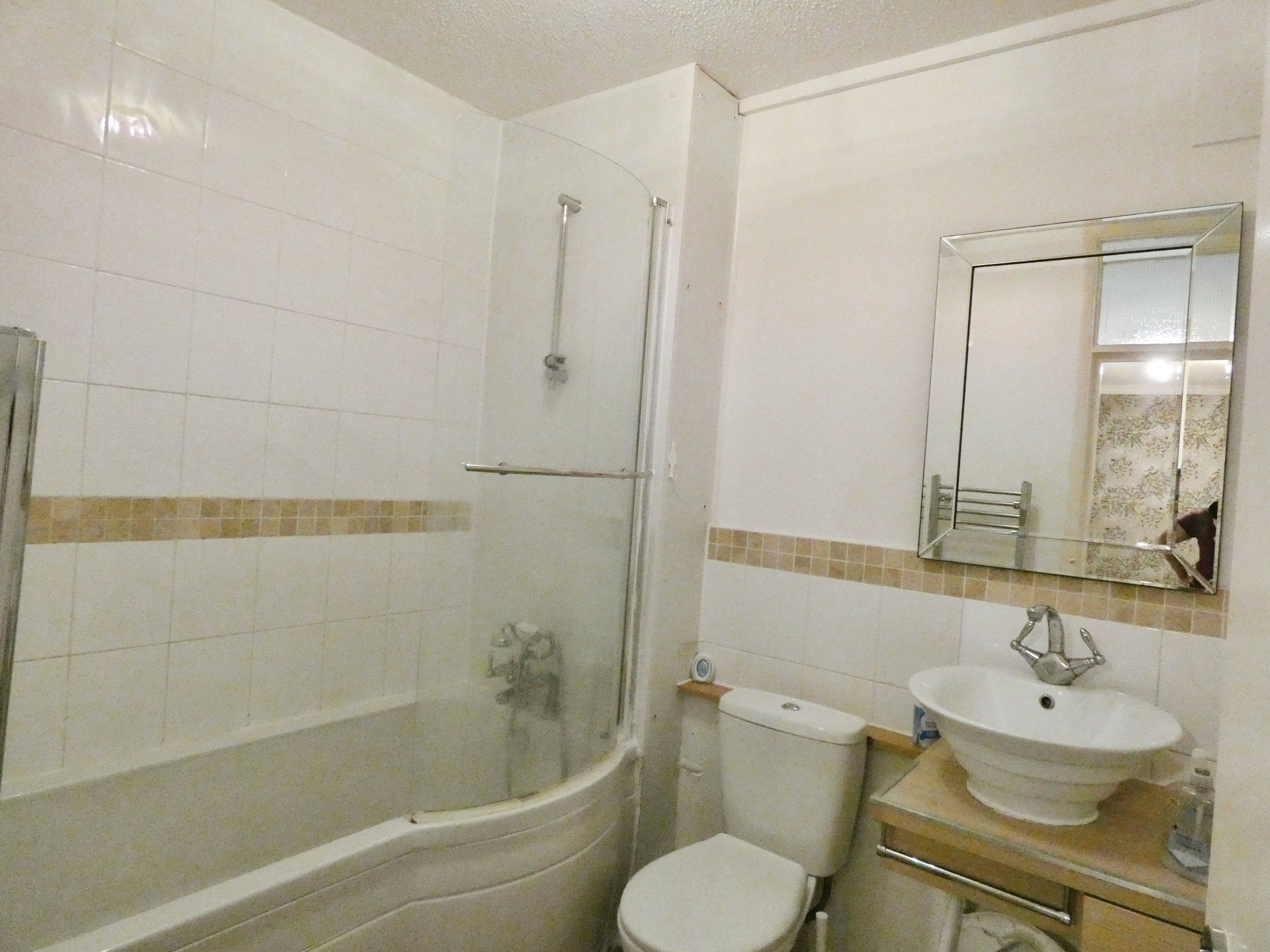 Flat Woodcote Road in Greater London