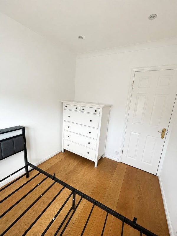 Room Ridgeview Road in Greater London