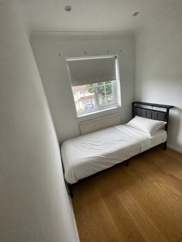 Room Ridgeview Road in Greater London