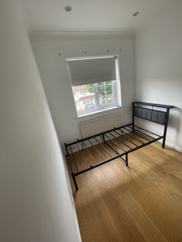 Room Ridgeview Road in Greater London