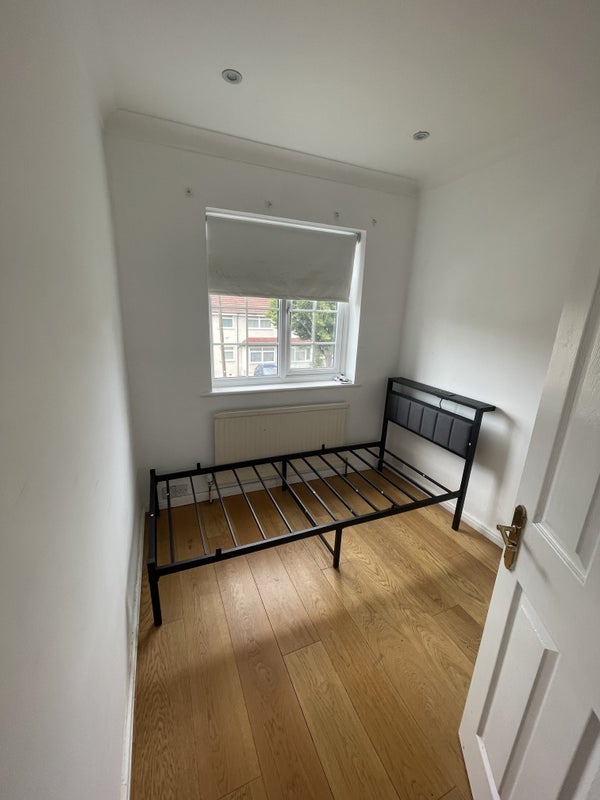 Room Ridgeview Road in Greater London