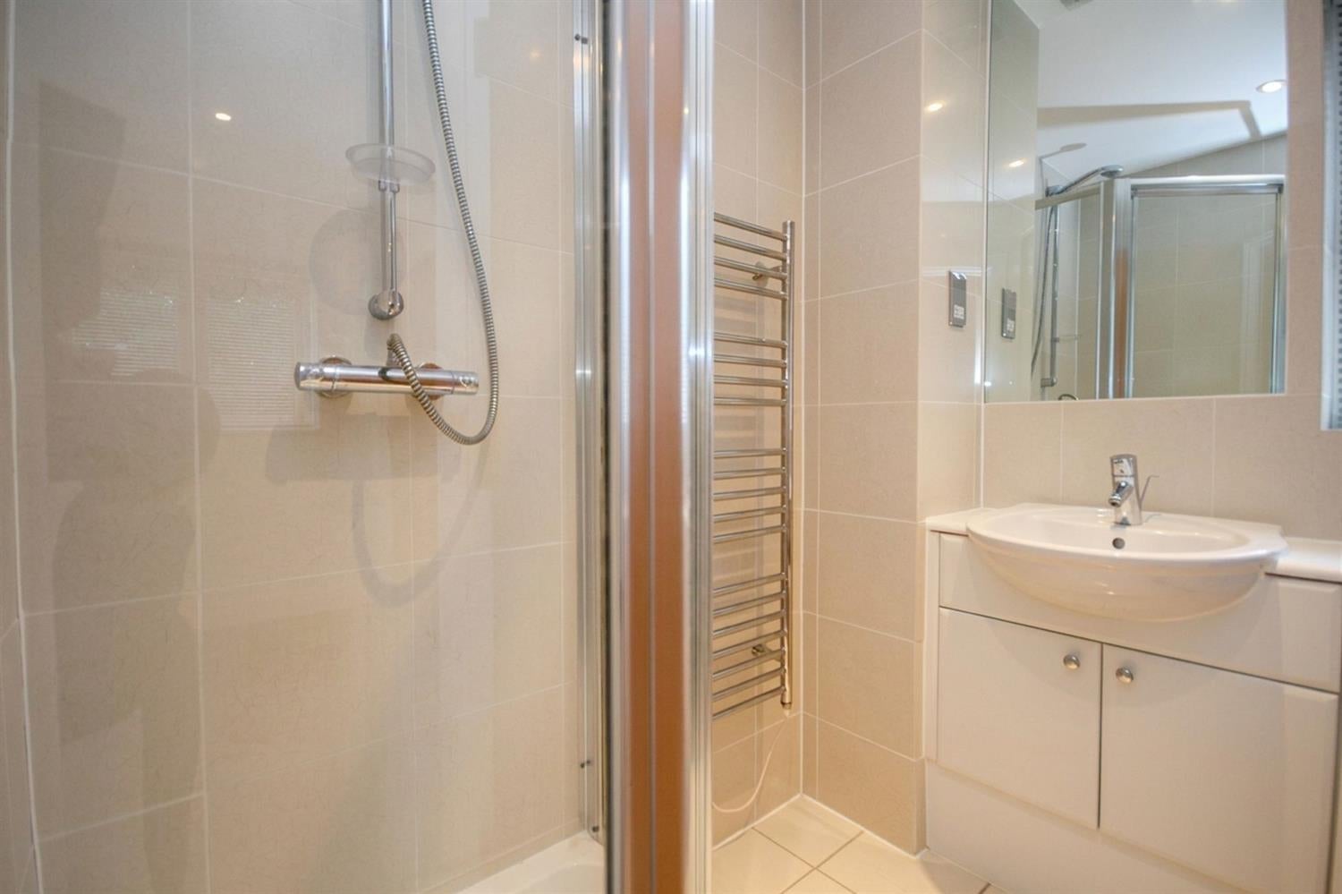 Flat Hurst Court in Horsham