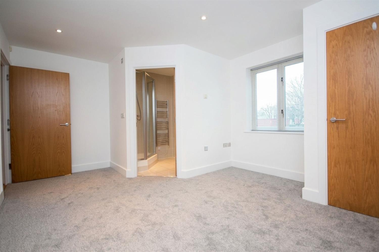 Flat Hurst Court in Horsham
