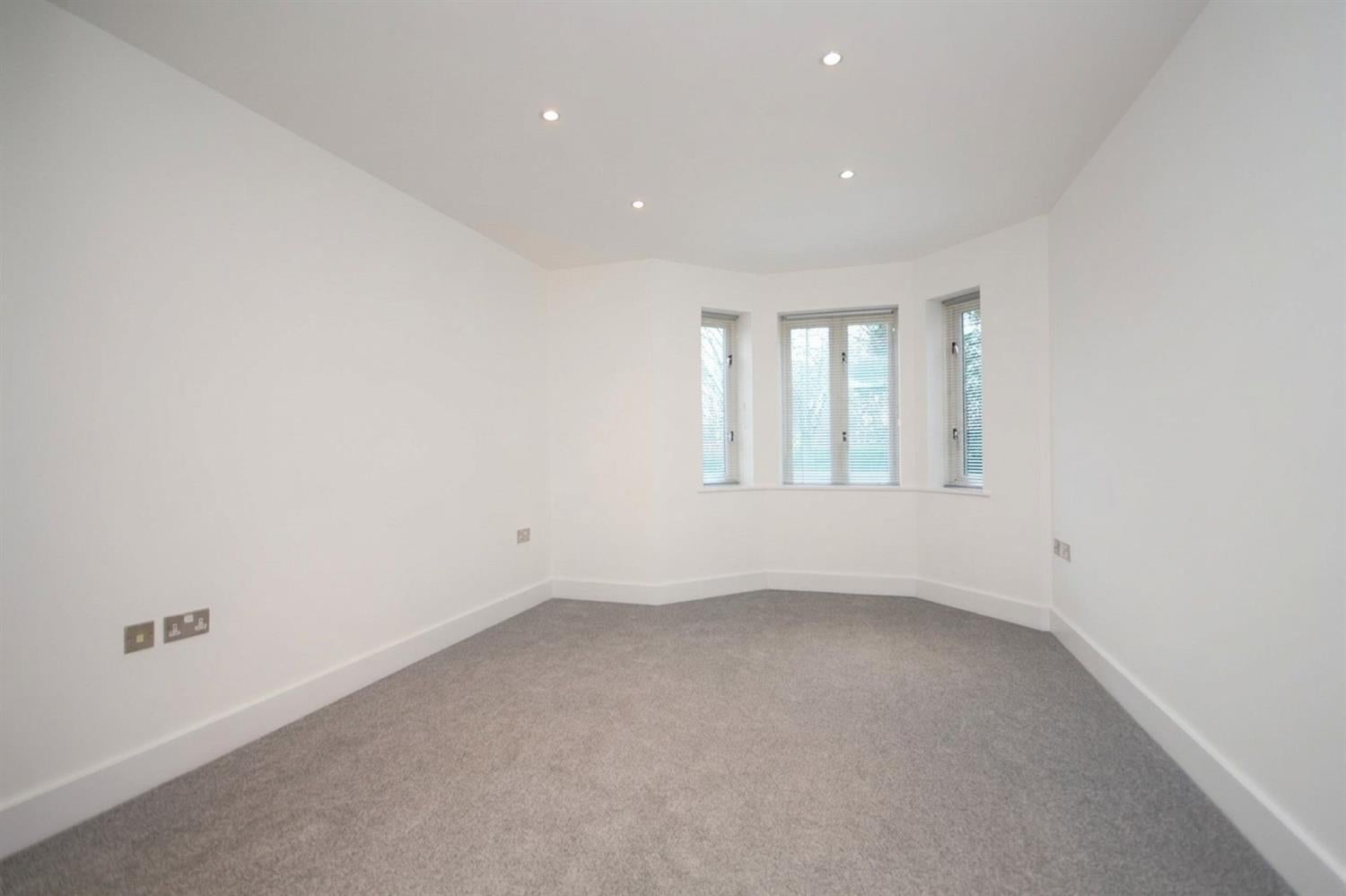Flat Hurst Court in Horsham