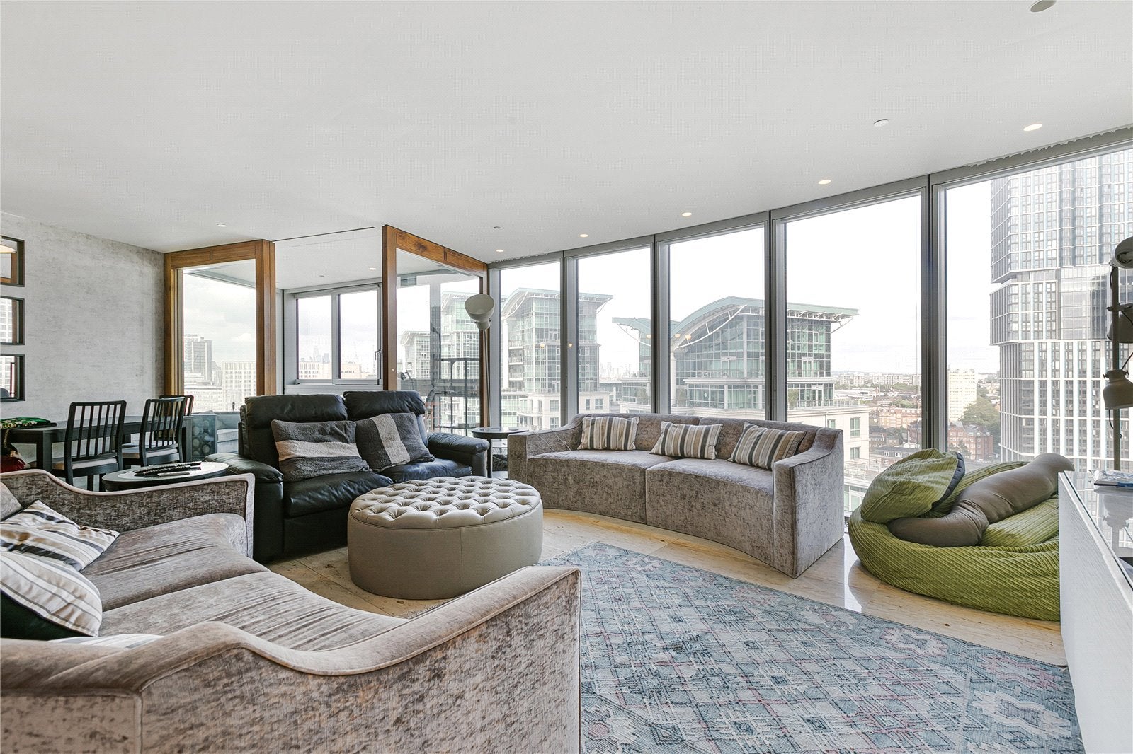 Flat Nine Elms Lane in Greater London