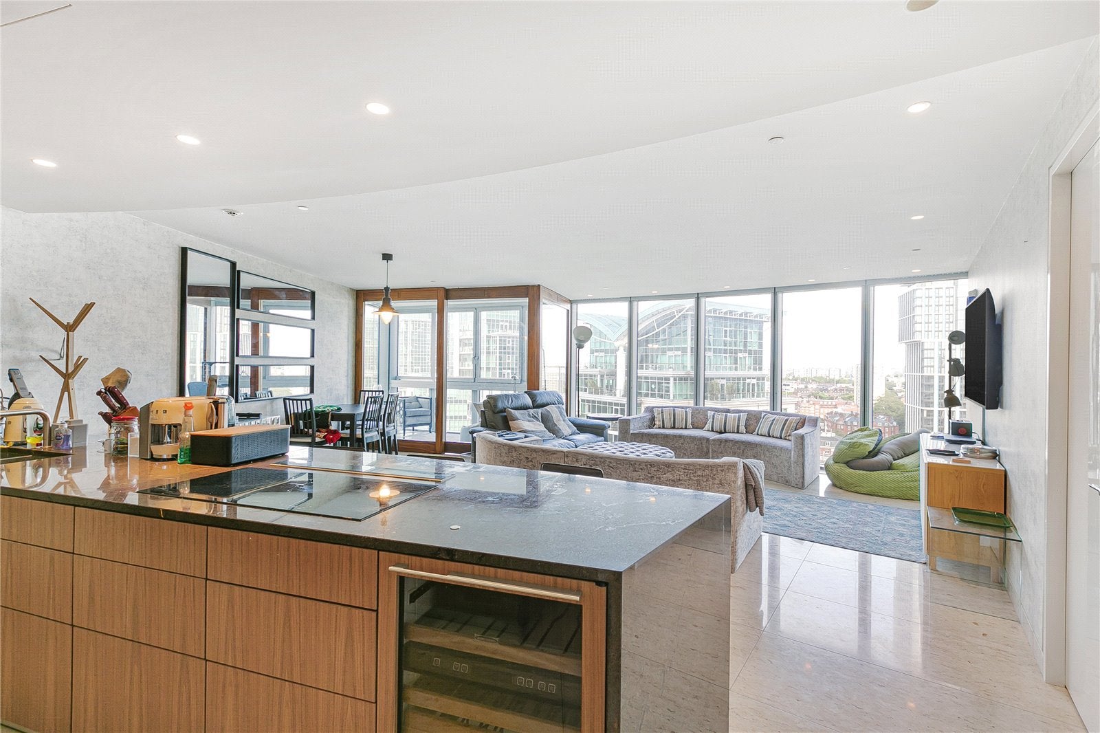 Flat Nine Elms Lane in Greater London