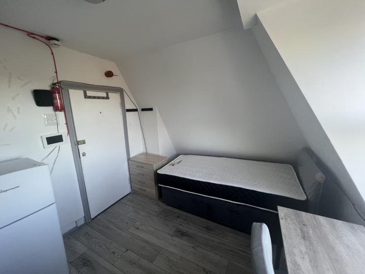 Flat Relf Road in Greater London