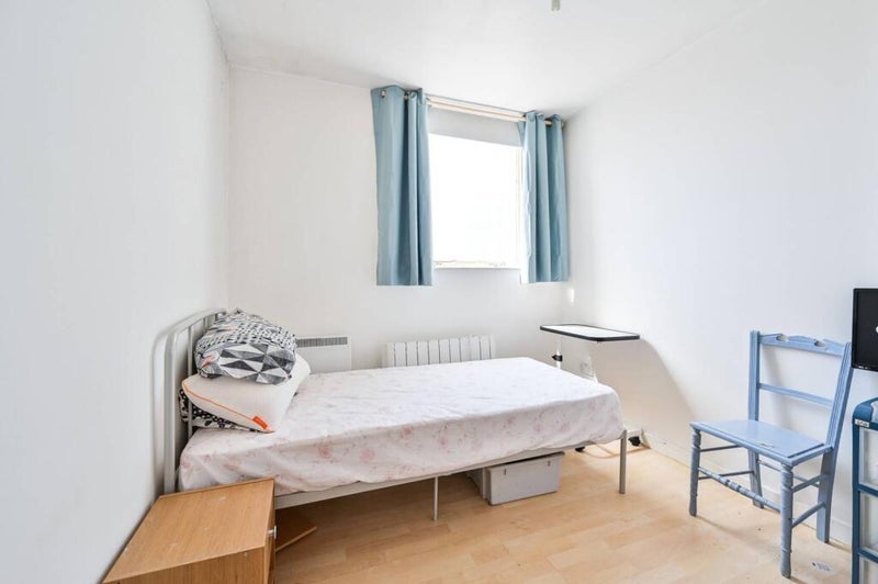 Room Alscot Road in Greater London
