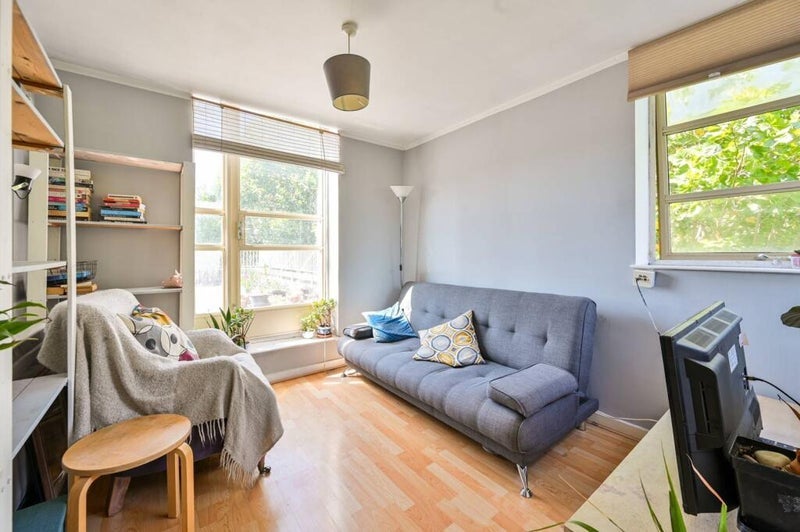 Room Alscot Road in Greater London