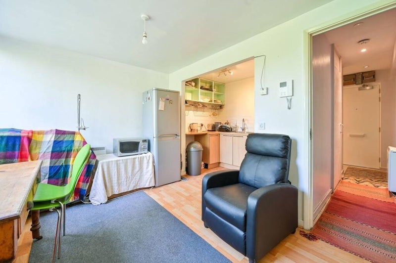 Room Alscot Road in Greater London