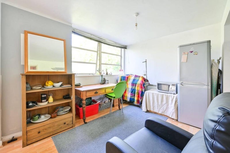 Room Alscot Road in Greater London