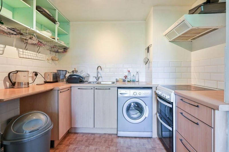 Room Alscot Road in Greater London