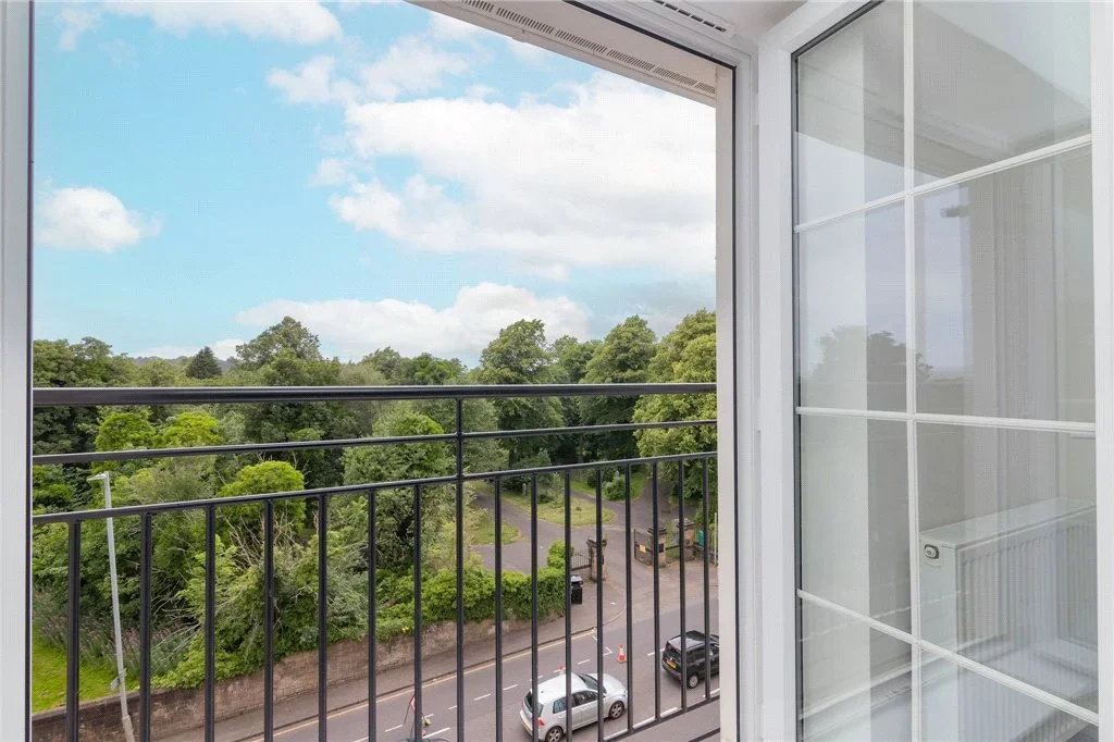 Flat Thornliebank Road in Glasgow
