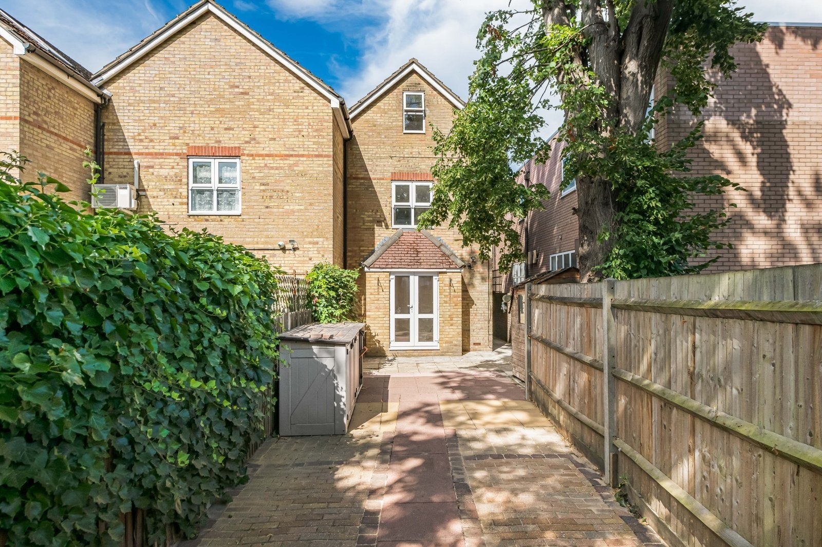 House Ludlow Close in Greater London