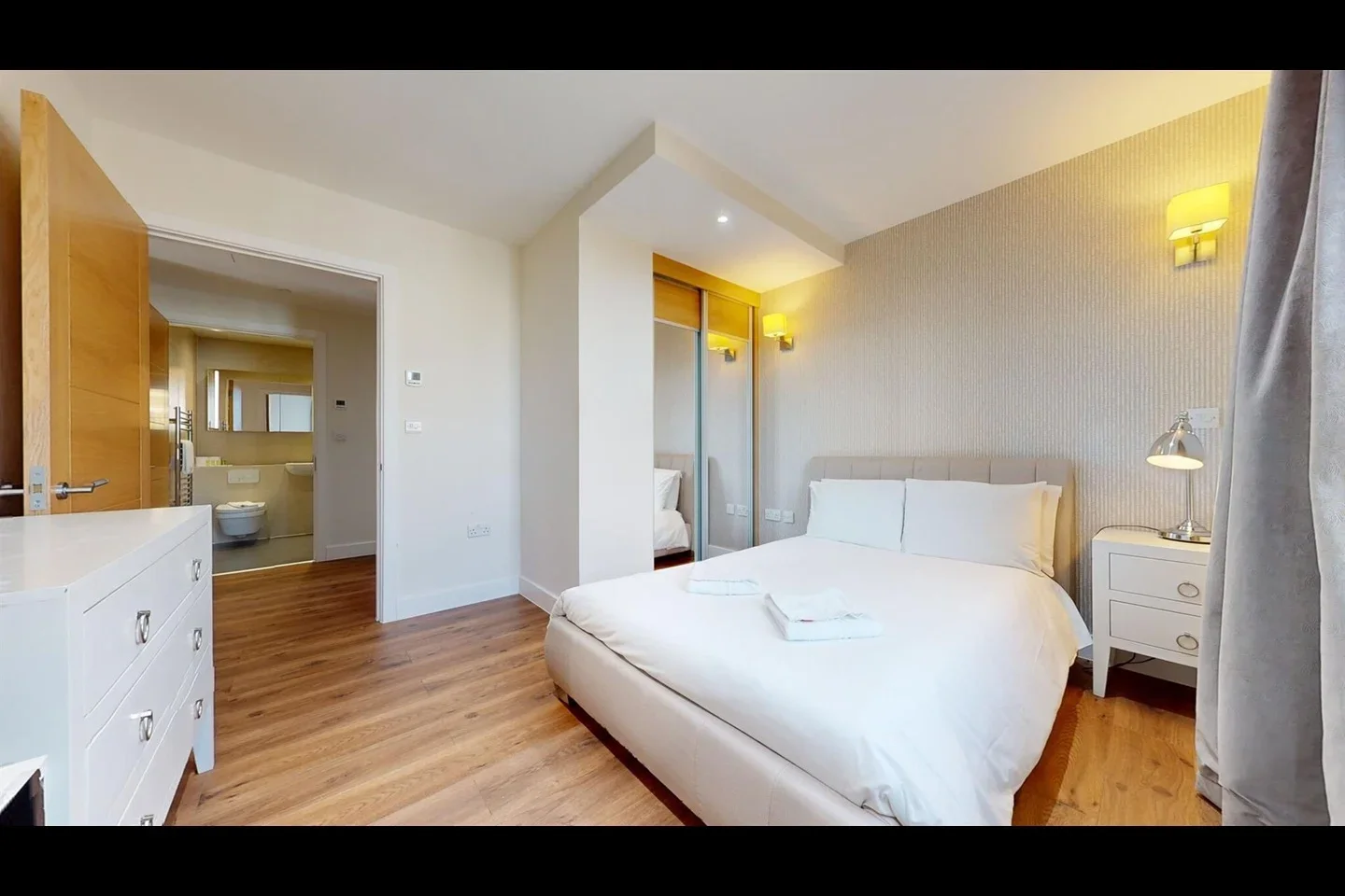 Flat Fairclough Street in Greater London