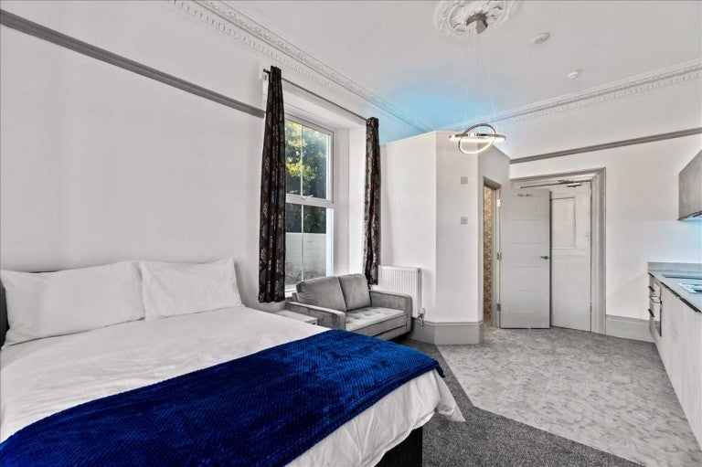 Room Amity Place in Plymouth