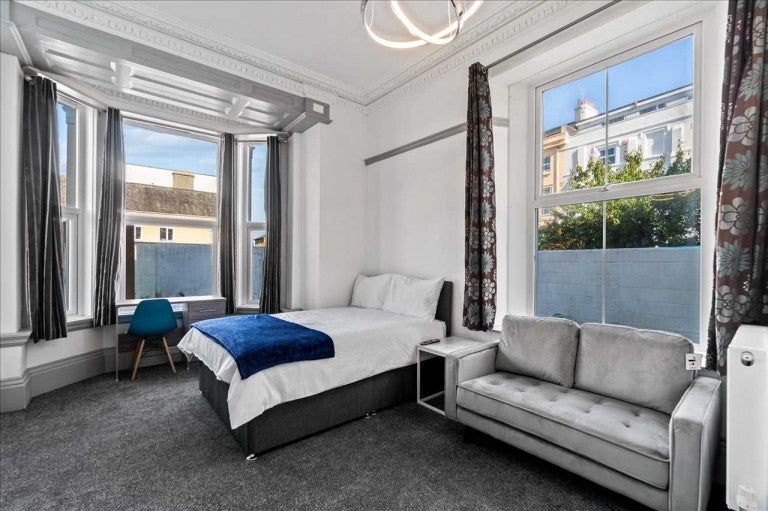 Room Amity Place in Plymouth