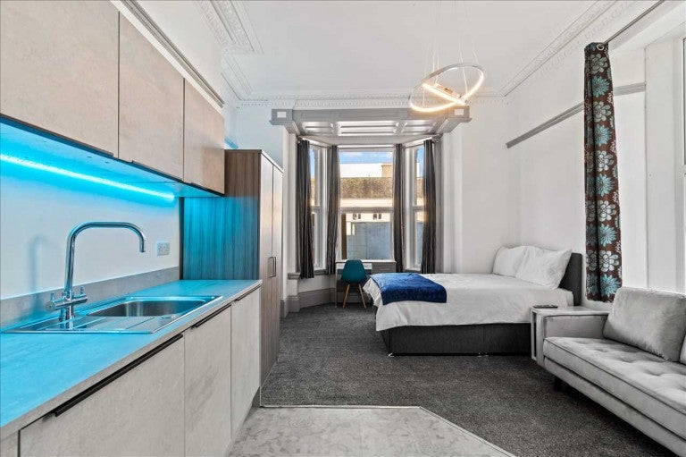 Room Amity Place in Plymouth