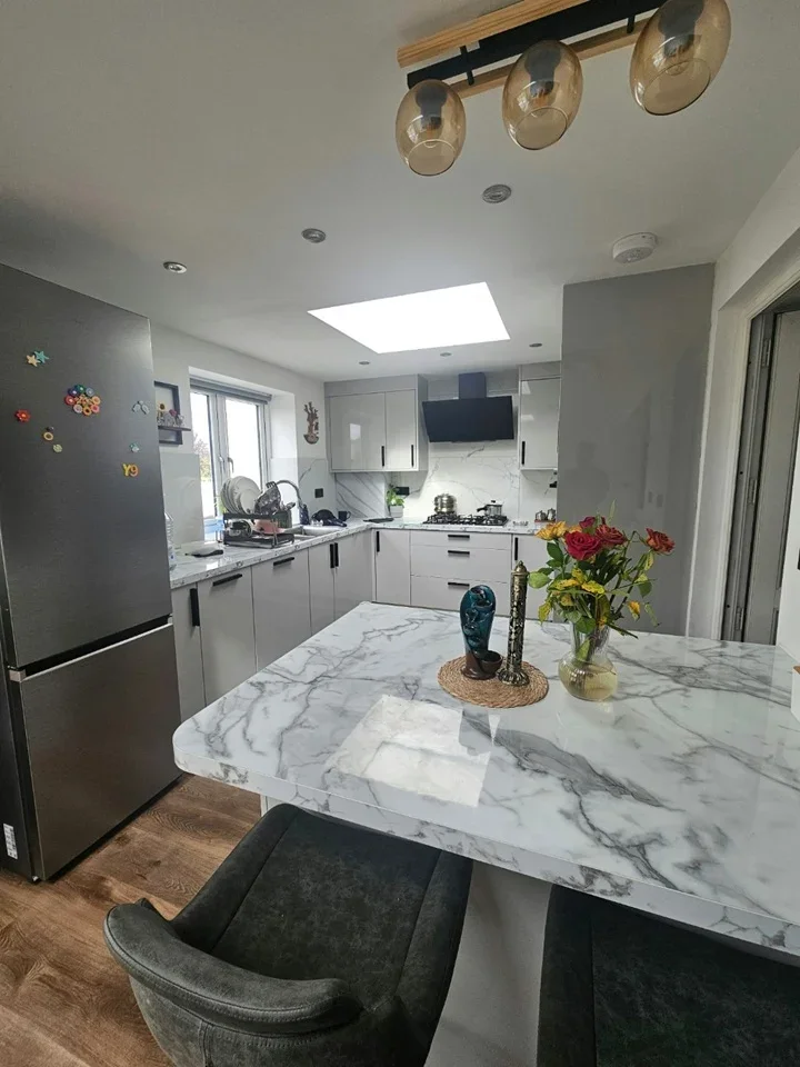 Room Hythe Avenue in Greater London