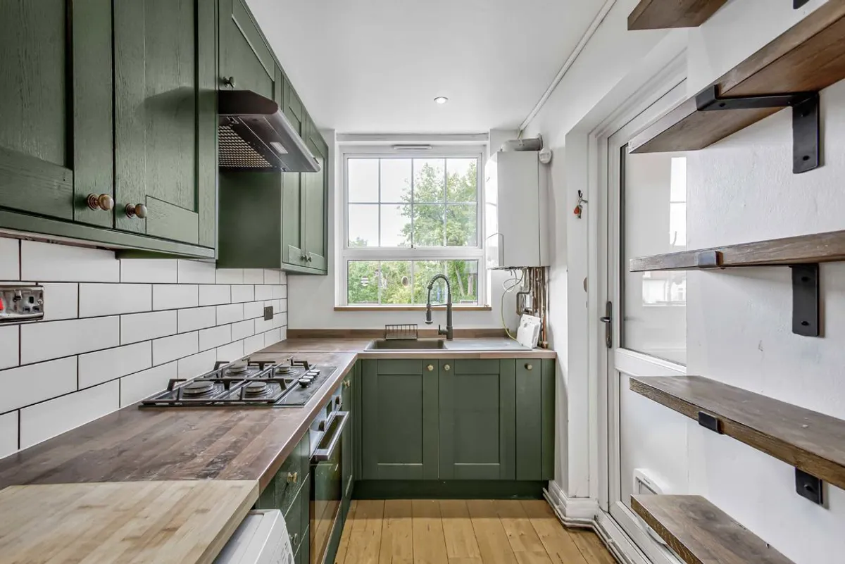 Flat Broadlands Avenue in Greater London