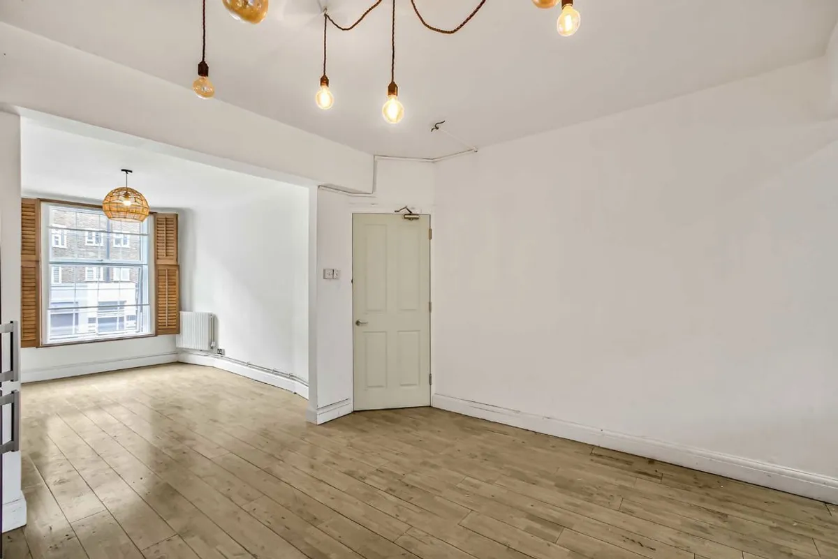 Flat Broadlands Avenue in Greater London