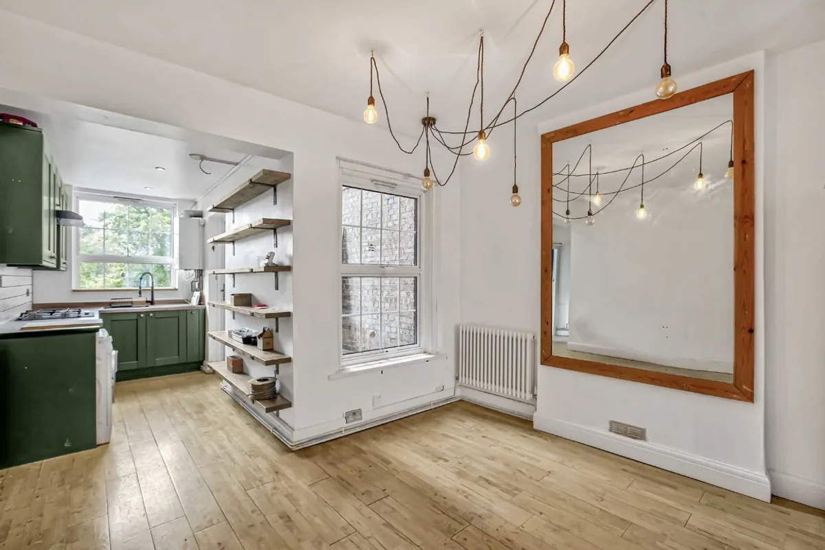 Flat Broadlands Avenue in Greater London
