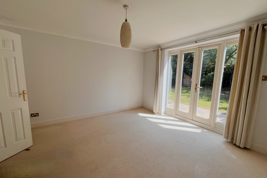House Newlands Crescent in Guildford