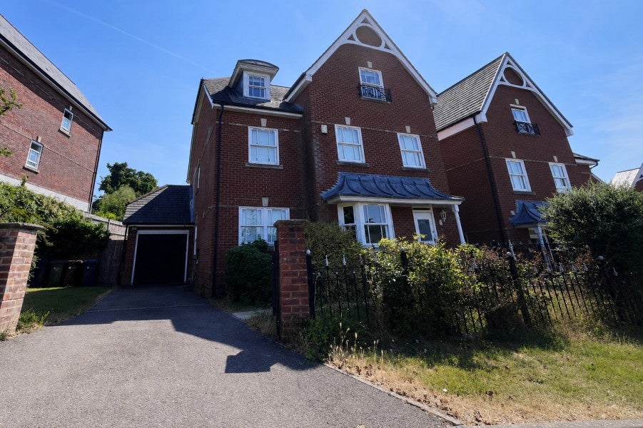 House Newlands Crescent in Guildford