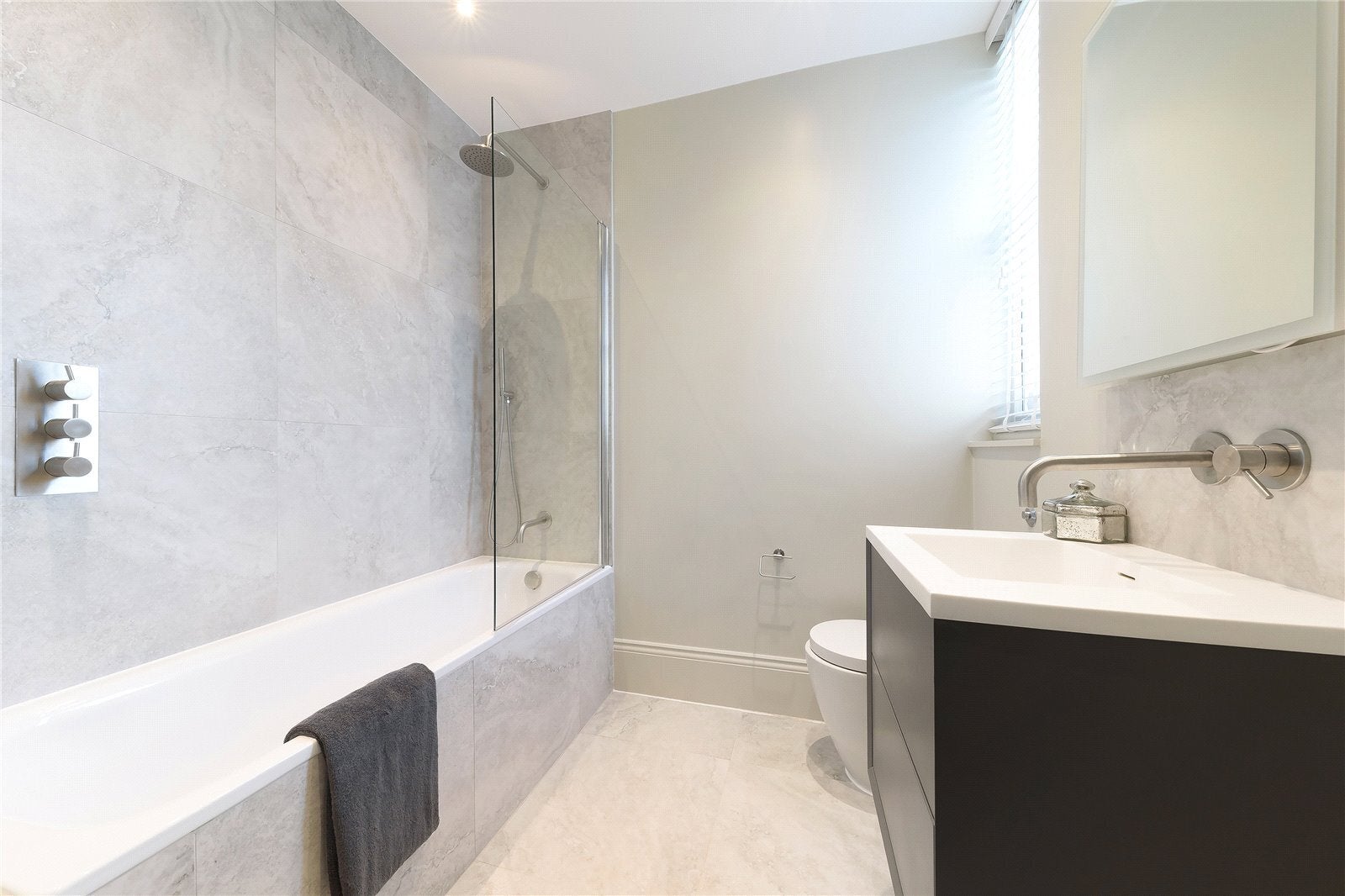Flat Gloucester Road in Greater London