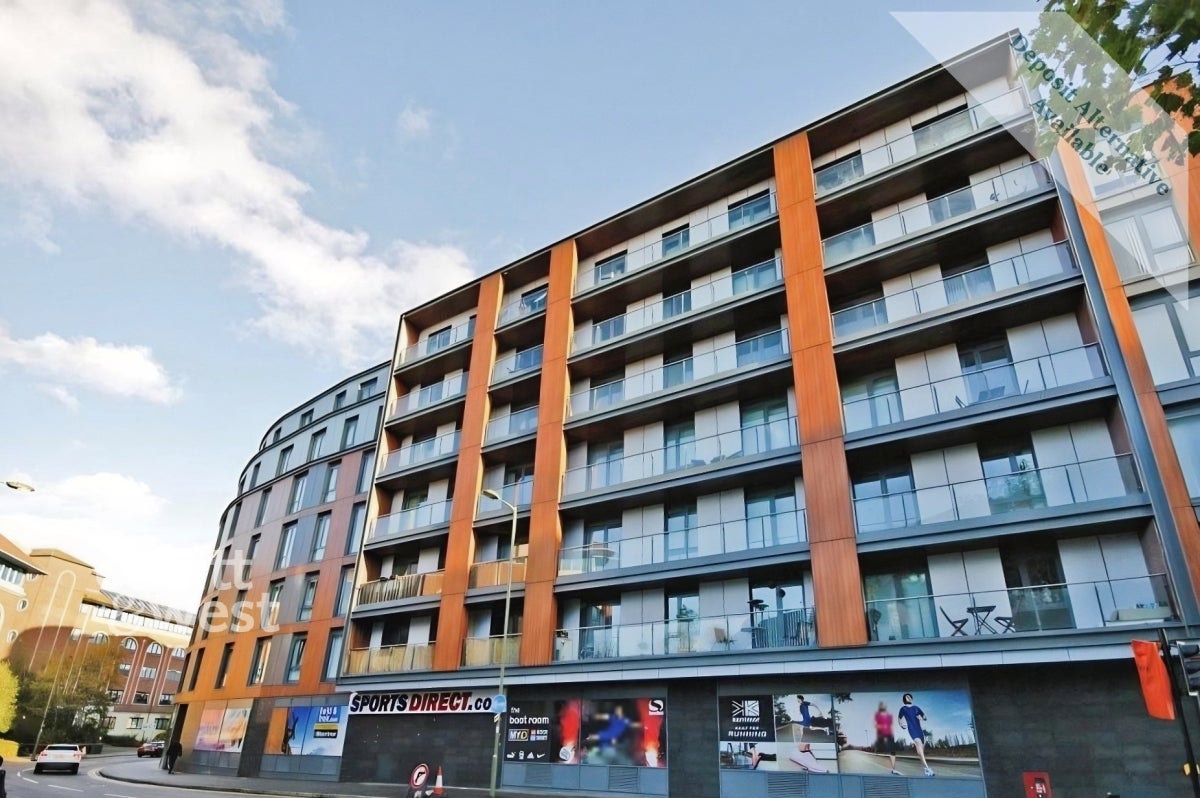Flat Oakdene Road in Reigate and Banstead