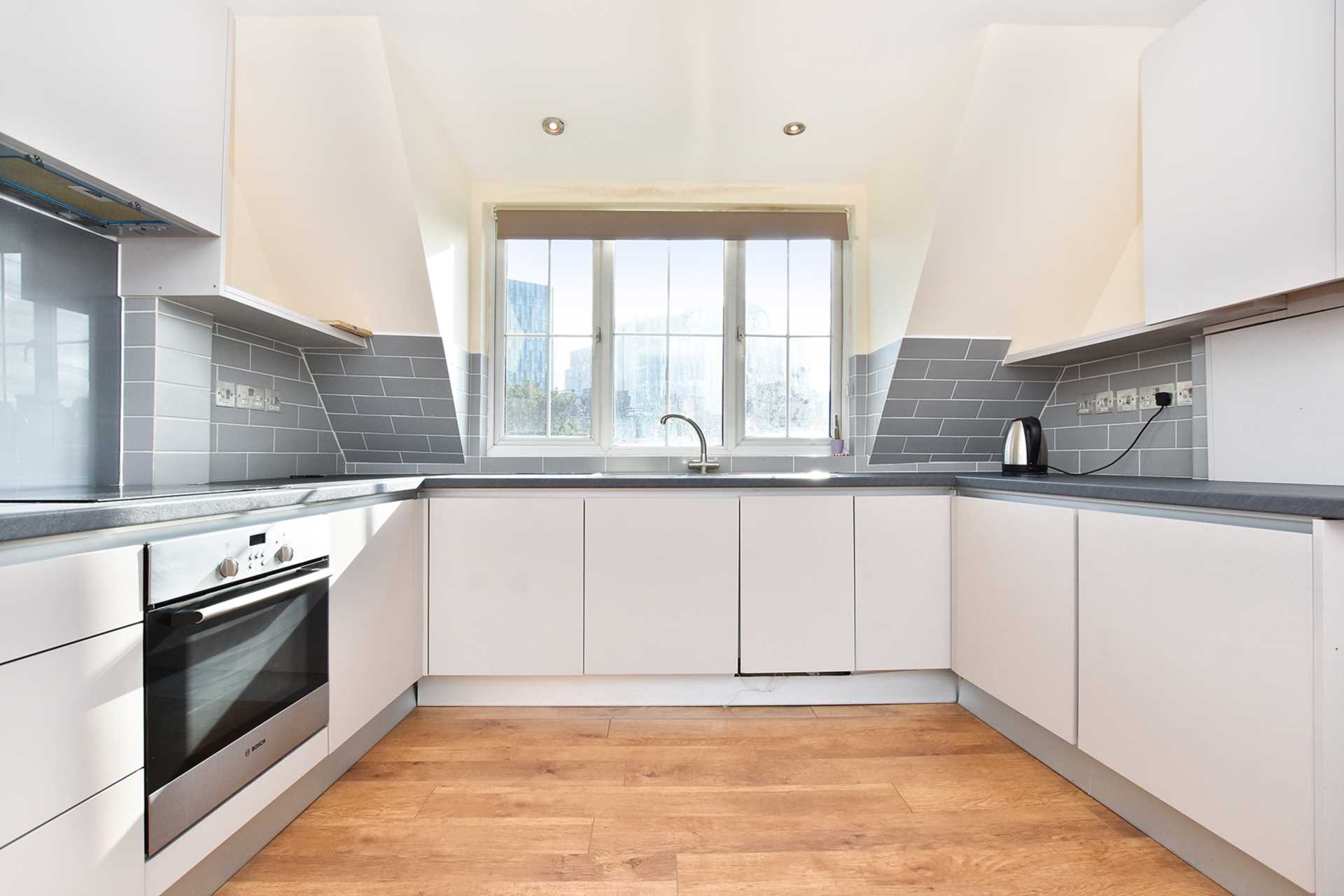 Flat Keystone Crescent in Greater London