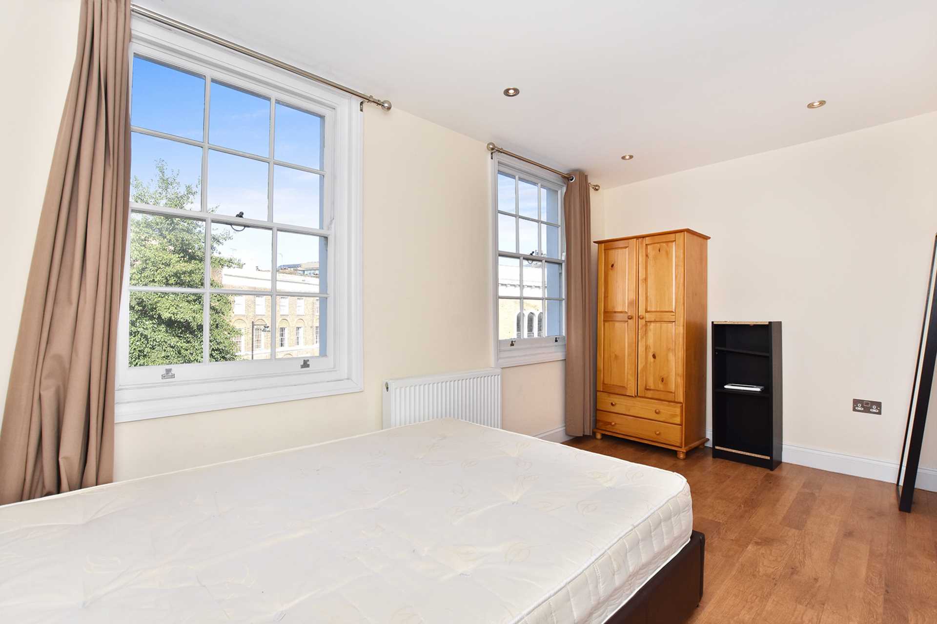 Flat Keystone Crescent in Greater London