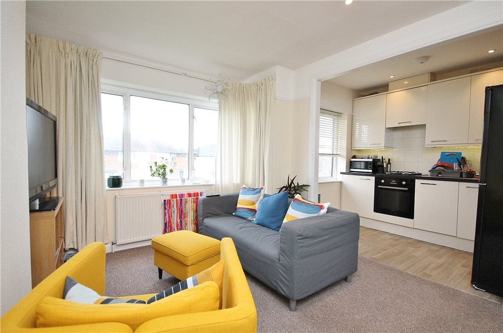 Flat Cavendish Avenue in Greater London