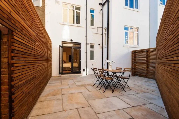 Flat Clarendon Road in Greater London
