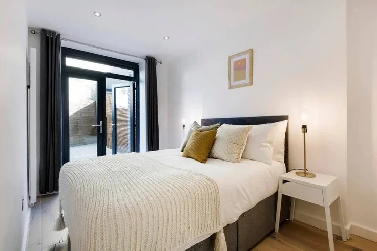 Flat Clarendon Road in Greater London