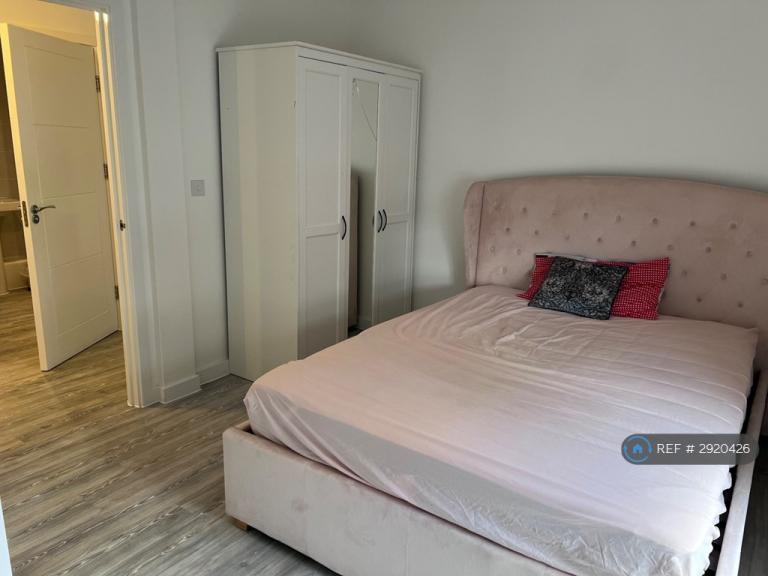 Room Flatts Close in Harry Stoke