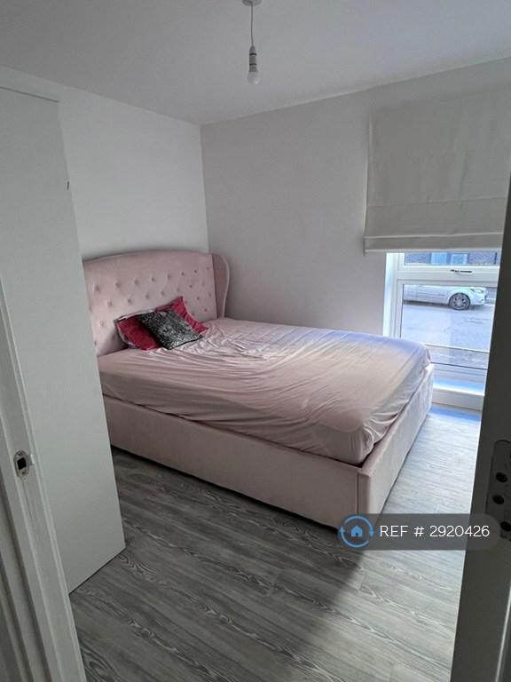 Room Flatts Close in Harry Stoke